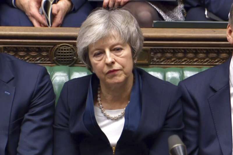面對脫歐協議遭到否決,英國首相梅伊在下議院神態頹喪。(美聯社) 面對脫歐協議遭到否決,英國首相梅伊在下議院神態頹喪。(美聯社)