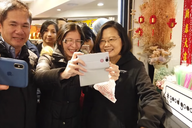 20190118-總統蔡英文17日造訪西門町享用午餐,與許多旅客合照。(截圖自蔡英文臉書) 20190118-總統蔡英文17日造訪西門町享用午餐,與許多旅客合照。(截圖自蔡英文臉書)