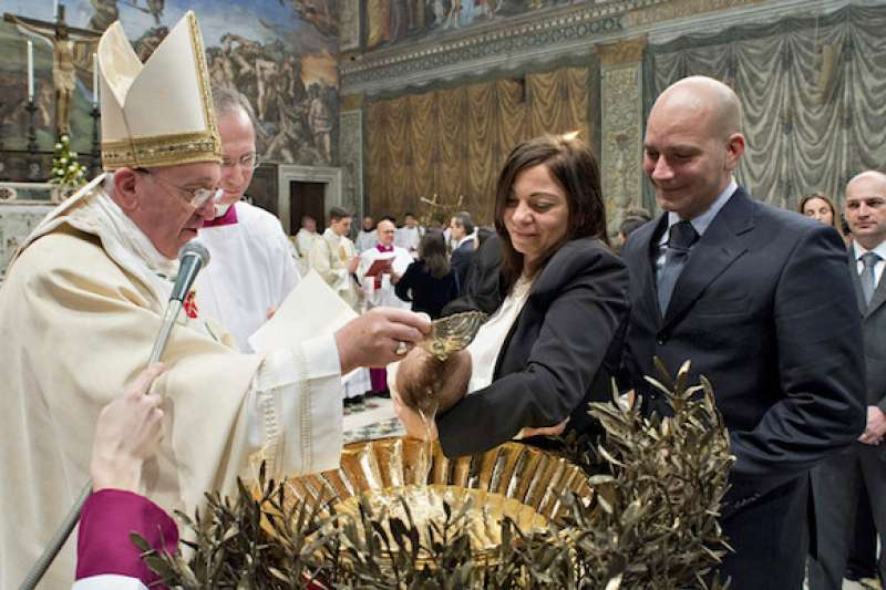教宗為嬰兒施洗。(圖片取自Osservatore Romano) 教宗為嬰兒施洗。(圖片取自Osservatore Romano)