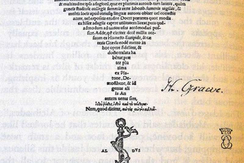 圖3:1508年,伊拉斯謨(Desiderius Erasmus, 1466 -1536)【格言集】(Adagia)書名頁上的阿爾都斯海豚與錨商標。(作者提供) 圖3:1508年,伊拉斯謨(Desiderius Erasmus, 1466 -1536)【格言集】(Adagia)書名頁上的阿爾都斯海豚與錨商標。(作者提供)