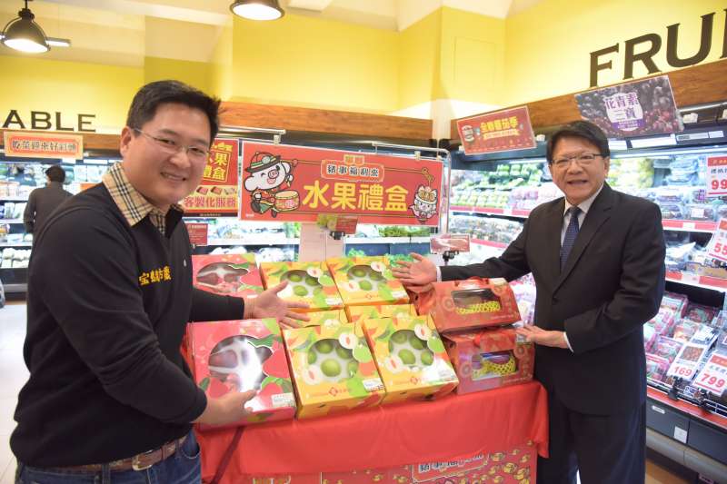 屏東縣政府特別整合產地蜜棗、蓮霧與紅龍果農民,共同在全聯推出年節禮盒。(圖/屏東縣政府提供)