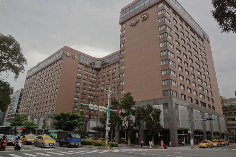 20190129-孟穎專題配圖-喜來登大飯店位於忠孝東路、林森南路、青島東路、鎮江街圍起的街廓之中,於日本殖民時期曾是練兵場,國民政府來台後由保安司令部軍法處進駐並設有看守所。(取自Solomon203@wikipedia/CC BY-SA 4.0) 20190129-孟穎專題配圖-喜來登大飯店位於忠孝東路、林森南路、青島東路、鎮江街圍起的街廓之中,於日本殖民時期曾是練兵場,國民政府來台後由保安司令部軍法處進駐並設有看守所。(取自Solomon203@wikipedia/CC BY-SA 4.0)