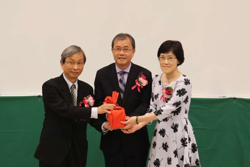 國立中山大學在中山大學校長鄭英耀(中)的監交下,新任校長陳修平(右)從原任校長郭啓東手中接下印信。(圖/徐炳文攝) 國立中山大學在中山大學校長鄭英耀(中)的監交下,新任校長陳修平(右)從原任校長郭啓東手中接下印信。(圖/徐炳文攝)