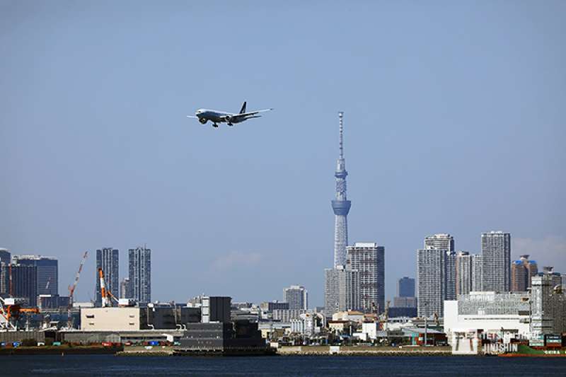 夏天的羽田機場，航機必須要繞經東京灣，才能降落羽田機場，這是因為西側的東京上空，絕大部分都是橫田空域的緣故。（圖/想想論壇提供，陳威臣攝影）