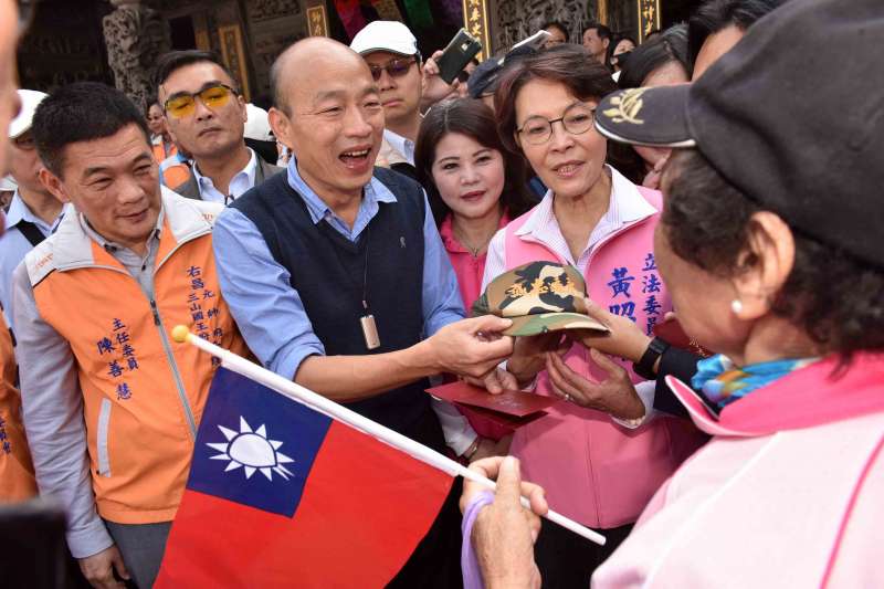 高雄市長韓國瑜10日走訪右昌元帥府及左營城隍廟，參拜元帥公及城隍爺，祈求高雄富足快樂、安居樂業，並發送開運紅包福袋。（高雄市政府提供）.jpg