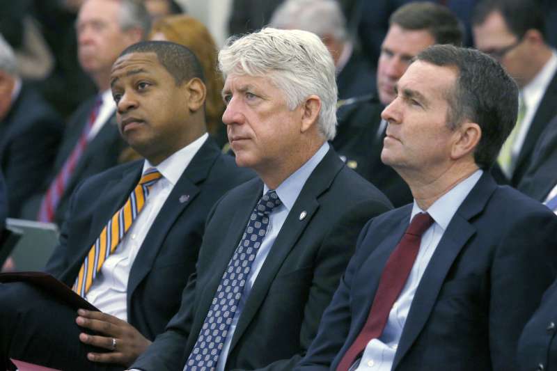 美國維吉尼亞州政壇三巨頭,左起:副州長費爾法克斯(Justin Fairfax)、州檢察長賀林(Mark Herring)、州長諾桑姆(Ralph Northam)(AP) 美國維吉尼亞州政壇三巨頭,左起:副州長費爾法克斯(Justin Fairfax)、州檢察長賀林(Mark Herring)、州長諾桑姆(Ralph Northam)(AP)