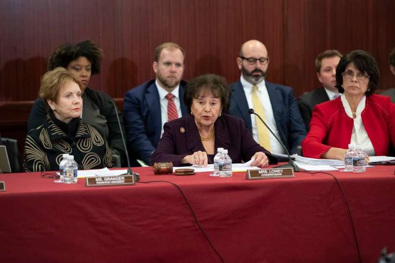 美國聯邦眾議院撥款委員會正副主席羅伊(中)與葛蘭傑(左)(AP) 美國聯邦眾議院撥款委員會正副主席羅伊(中)與葛蘭傑(左)(AP)