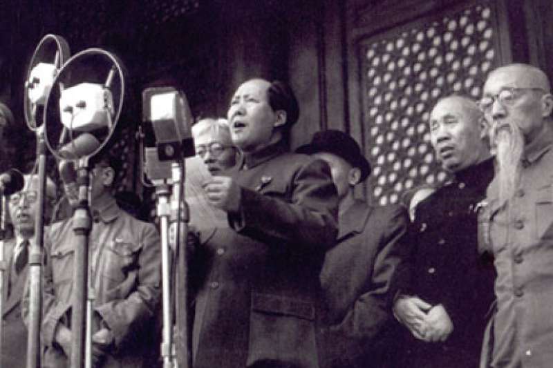 1947年共軍逆襲,從此國民黨節節敗退,1949年10月1日毛澤東在北京天安門城樓宣布中華人民共和國、中央人民政府成立。(圖/維基百科) 1947年共軍逆襲,從此國民黨節節敗退,1949年10月1日毛澤東在北京天安門城樓宣布中華人民共和國、中央人民政府成立。(圖/維基百科)