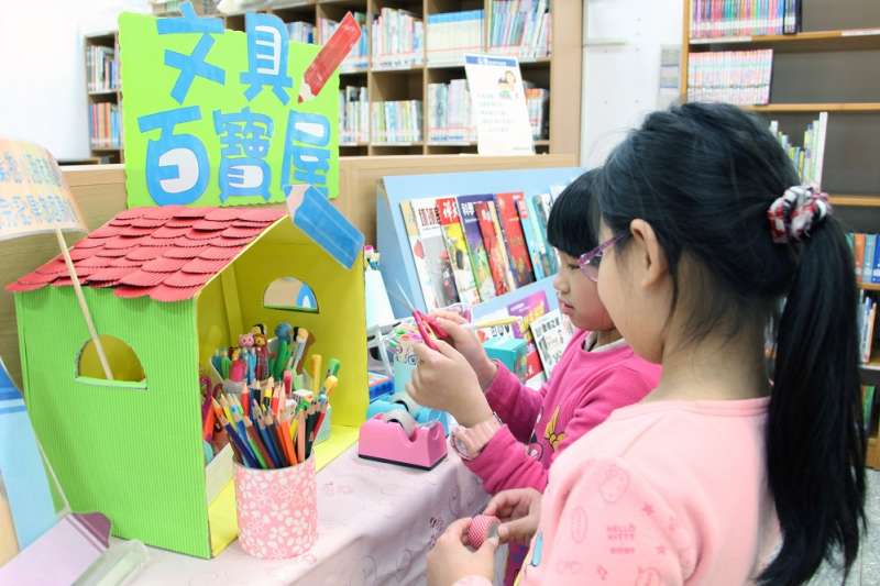 新北市立圖書館石門分館特別為陪讀學童準備「文具百寶屋」，讓小朋友可以開心寫作業。 (圖/新北市立圖書館提供)