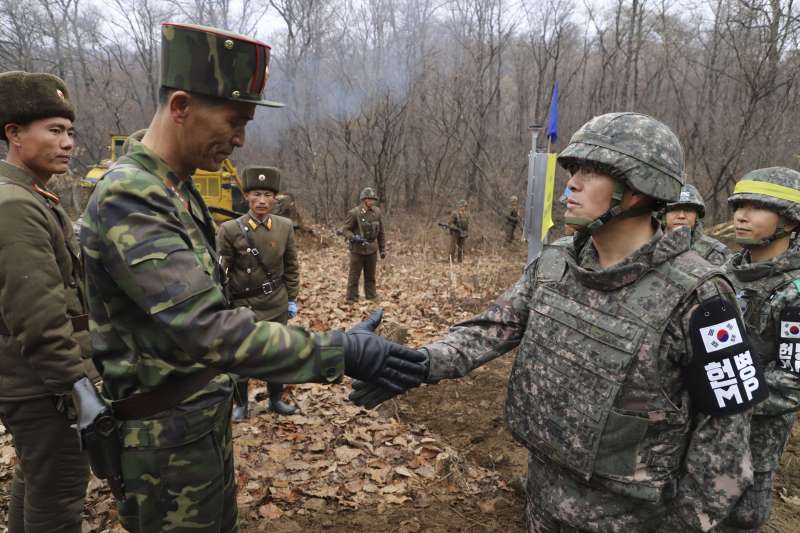 二次川金會將登場：南北韓軍人在非軍事區握手致意（AP，資料照）