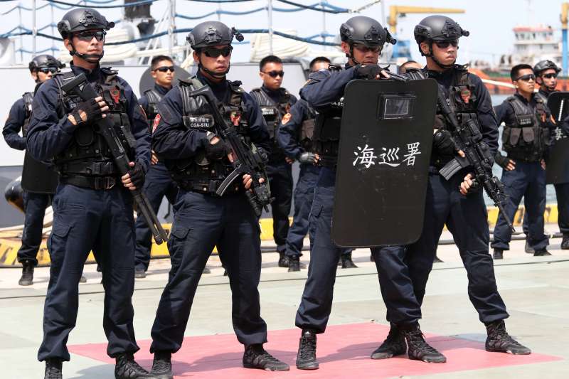 20190221_除長短槍械外,海巡特勤隊針對鎮壓性質的勤務,警棍、圓盾、鎮暴槍都是可能攜行的裝備。(資料照,蘇仲泓攝) 20190221_除長短槍械外,海巡特勤隊針對鎮壓性質的勤務,警棍、圓盾、鎮暴槍都是可能攜行的裝備。(資料照,蘇仲泓攝)