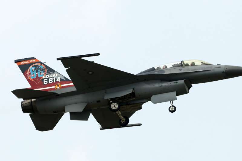 20190221_空軍戰機出狀況後特檢完,會由高階幹部如聯隊長(甚至司令)執行復飛後同乘任務,以身作則凝聚向心力;2013年F-16失事,特檢結束後,空軍司令劉震武上將親自復飛。圖為F-16示意圖。(資料照,蘇仲泓) 20190221_空軍戰機出狀況後特檢完,會由高階幹部如聯隊長(甚至司令)執行復飛後同乘任務,以身作則凝聚向心力;2013年F-16失事,特檢結束後,空軍司令劉震武上將親自復飛。圖為F-16示意圖。(資料照,蘇仲泓)
