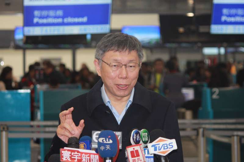 20190223-台北市長柯文哲晚間啟程出訪以色列，他身穿一襲黑大衣現身機場。（方炳超攝）