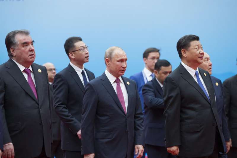 塔吉克總統拉蒙(左)、俄羅斯總統普京(中)與中國國家主席習近平出席2018年上合組織峰會(AP,資料照) 塔吉克總統拉蒙(左)、俄羅斯總統普京(中)與中國國家主席習近平出席2018年上合組織峰會(AP,資料照)
