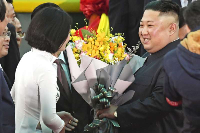 北韓領導人金正恩乘坐的專列在經過4天3夜的長途行進後,於26日上午8時10分抵達與越南邊境的諒山省同登站。 (AP) 北韓領導人金正恩乘坐的專列在經過4天3夜的長途行進後,於26日上午8時10分抵達與越南邊境的諒山省同登站。 (AP)
