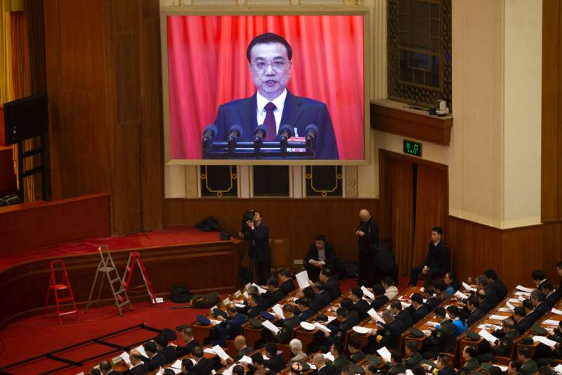 李克強5日上午在北京人民大會堂發表《政府工作報告》。(美聯社) 李克強5日上午在北京人民大會堂發表《政府工作報告》。(美聯社)
