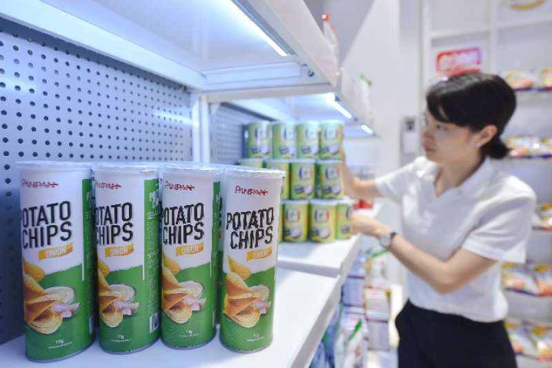 在位於晉江市的盼盼食品集團,工作人員在清點一批準備出口海外的薯片產品(2018年6月20日攝)。(新華社) 在位於晉江市的盼盼食品集團,工作人員在清點一批準備出口海外的薯片產品(2018年6月20日攝)。(新華社)