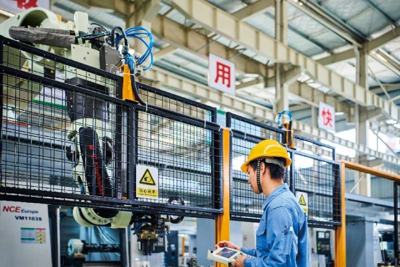 大通互惠的其中一條自動化智慧化生產線,車間工作員只需輸入程式指令便可完成操作。(新華社) 大通互惠的其中一條自動化智慧化生產線,車間工作員只需輸入程式指令便可完成操作。(新華社)