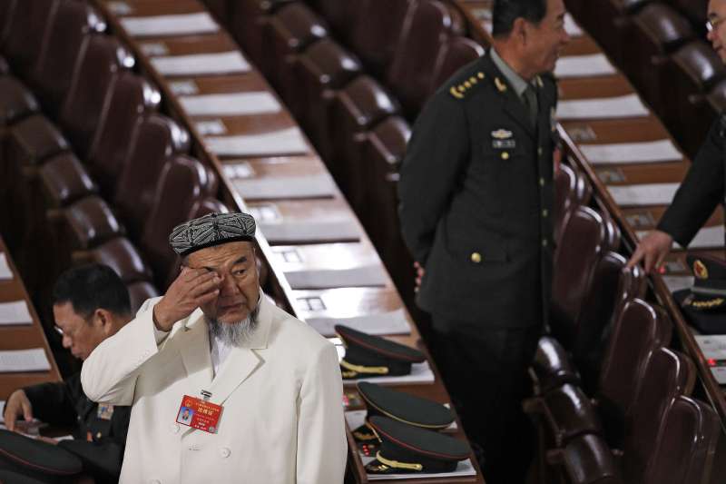 中國兩會新疆代表團的維吾爾成員,後方為解放軍代表團成員(AP) 中國兩會新疆代表團的維吾爾成員,後方為解放軍代表團成員(AP)