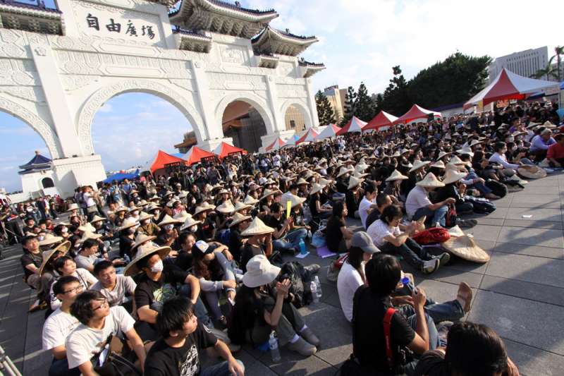 2008年野草莓學運在自由廣場會師大串聯,現場約500名學生加入靜坐。(新新聞資料照) 2008年野草莓學運在自由廣場會師大串聯,現場約500名學生加入靜坐。(新新聞資料照)