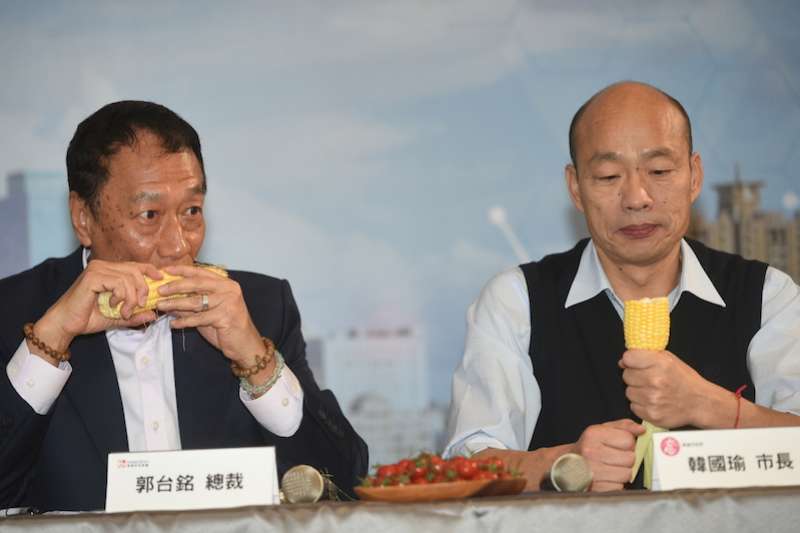 鴻海集團總裁郭台銘(左)及高雄市長韓國瑜試吃永齡科技農場所種出的生機玉米。(圖/徐炳文攝) 鴻海集團總裁郭台銘(左)及高雄市長韓國瑜試吃永齡科技農場所種出的生機玉米。(圖/徐炳文攝)