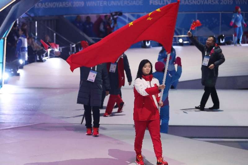 中國體育代表團旗手、單板滑雪運動員楊詩琦在開幕式上高舉國旗入場。(新華社) 中國體育代表團旗手、單板滑雪運動員楊詩琦在開幕式上高舉國旗入場。(新華社)