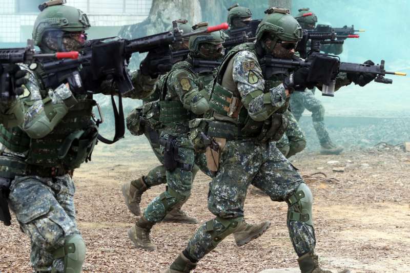 20190321-陸軍特戰指揮部特4營近期展開500公里大行軍,20日邀請媒體採訪訓練內容,觀察發現,除一般特戰官兵外,其中還藏有幾位來自高空特種勤務中隊的人員,他們身上的臂章(中),明顯和多數特戰官兵(右)不同。(蘇仲泓攝) 20190321-陸軍特戰指揮部特4營近期展開500公里大行軍,20日邀請媒體採訪訓練內容,觀察發現,除一般特戰官兵外,其中還藏有幾位來自高空特種勤務中隊的人員,他們身上的臂章(中),明顯和多數特戰官兵(右)不同。(蘇仲泓攝)