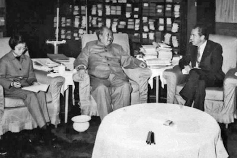 1972年,美國總統尼克森和國務卿季辛吉訪問北京,與中國領導人毛澤東和周恩來會談。(BBC) 1972年,美國總統尼克森和國務卿季辛吉訪問北京,與中國領導人毛澤東和周恩來會談。(BBC)