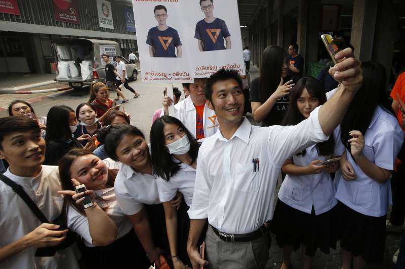 泰國「未來前進黨」黨魁塔納通（Thanathorn Juangroongruangkit）與支持者自拍。（美聯社）