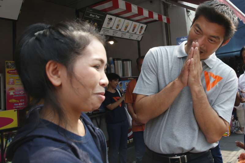 泰國「未來前進黨」黨魁塔納通(Thanathorn Juangroongruangkit)上街拉票。(美聯社) 泰國「未來前進黨」黨魁塔納通(Thanathorn Juangroongruangkit)上街拉票。(美聯社)