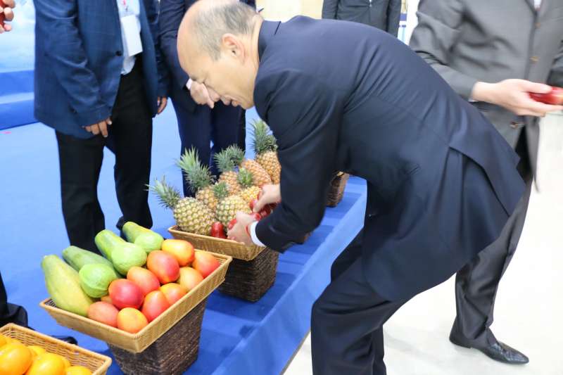 20190325-高雄市長韓國瑜今（25）日前往平湖海吉星國際農產品物流園區參加深圳與高雄產品採購簽約儀式。（高雄市政府提供）