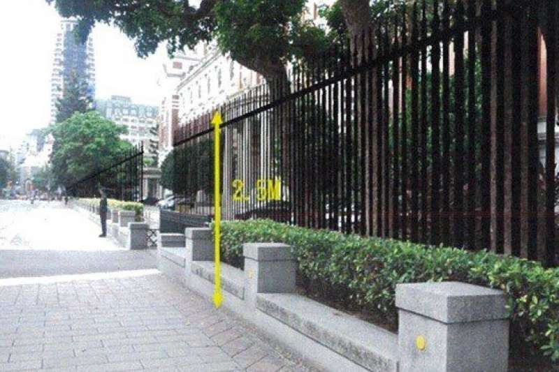 20190328-總統府博愛路一側,未來可能設置具有強化維安目的的景觀圍籬的示意圖。(取自總統府預算解凍報告) 20190328-總統府博愛路一側,未來可能設置具有強化維安目的的景觀圍籬的示意圖。(取自總統府預算解凍報告)