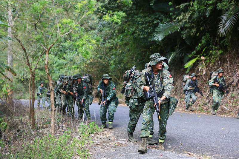20190403-陸軍特指部近年多以山區為行軍訓練區域,據說目前最長距離的520公里行軍,就是某次山隘行軍跨越7縣市後,攻上合歡山主峰所完成。(取自青年日報) 20190403-陸軍特指部近年多以山區為行軍訓練區域,據說目前最長距離的520公里行軍,就是某次山隘行軍跨越7縣市後,攻上合歡山主峰所完成。(取自青年日報)