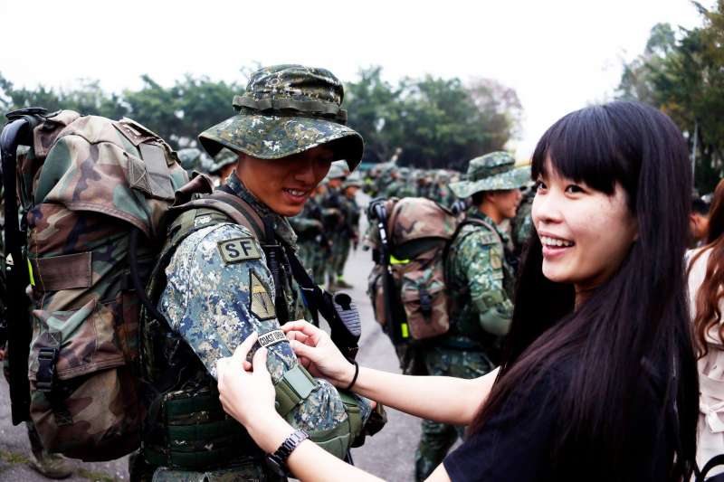 20190403-陸軍特指部特4營官兵完成濱海城鎮要地行軍訓練後,官兵在親友協助下,別上有「COAST URBAN OPNS」字樣的榮譽臂章,和家人分享完訓的驕傲和感動。(取自國防部發言人臉書) 20190403-陸軍特指部特4營官兵完成濱海城鎮要地行軍訓練後,官兵在親友協助下,別上有「COAST URBAN OPNS」字樣的榮譽臂章,和家人分享完訓的驕傲和感動。(取自國防部發言人臉書)