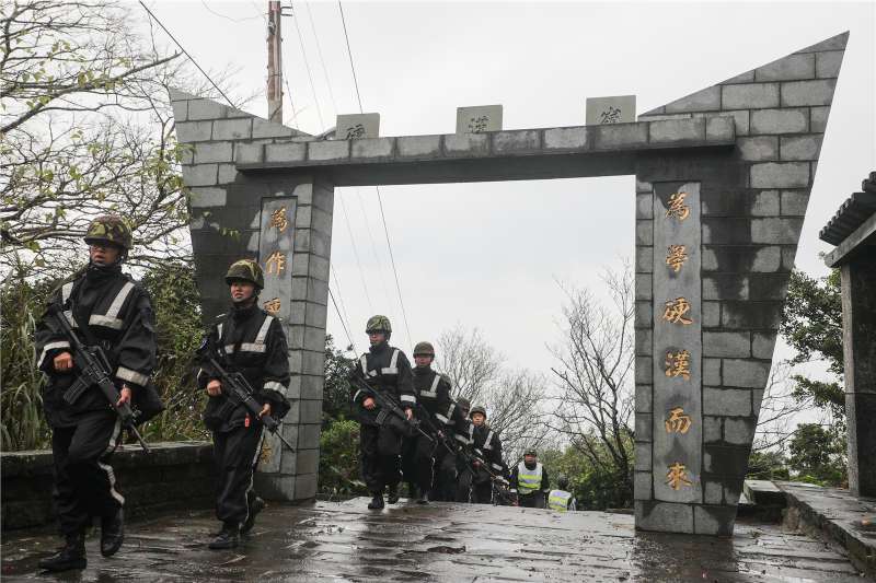 20190403-憲兵訓練中心去年重啟行軍訓練,學兵結訓前,會從五股中心本部出發,走近30公里抵達觀音山頂硬漢嶺,磨練意志並傳承憲兵軍風。(取自青年日報) 20190403-憲兵訓練中心去年重啟行軍訓練,學兵結訓前,會從五股中心本部出發,走近30公里抵達觀音山頂硬漢嶺,磨練意志並傳承憲兵軍風。(取自青年日報)