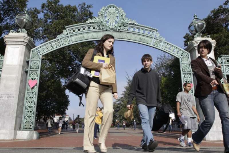 學生走出加州大學柏克萊分校校門(VOA)。 學生走出加州大學柏克萊分校校門(VOA)。