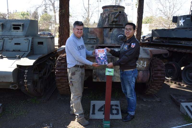 20190408-吳尚融於九五式戰車前,向美國軍事博物館館長麥克生捐贈他的作品《中國百年陸軍軍服:1905-2018》,宣揚中華民國的抗戰史觀。(作者提供) 20190408-吳尚融於九五式戰車前,向美國軍事博物館館長麥克生捐贈他的作品《中國百年陸軍軍服:1905-2018》,宣揚中華民國的抗戰史觀。(作者提供)