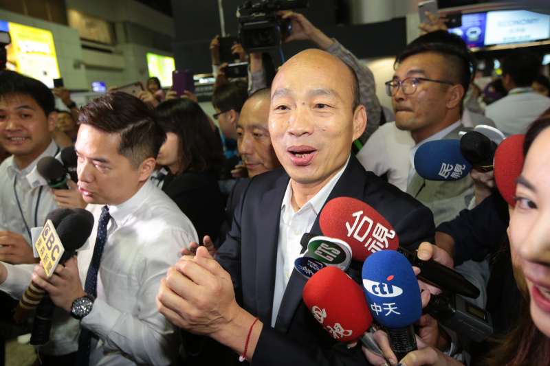 20190409-高雄市長韓國瑜9日晚間出發前往美國參訪,韓粉熱情的於機場送機。(顏麟宇攝) 20190409-高雄市長韓國瑜9日晚間出發前往美國參訪,韓粉熱情的於機場送機。(顏麟宇攝)