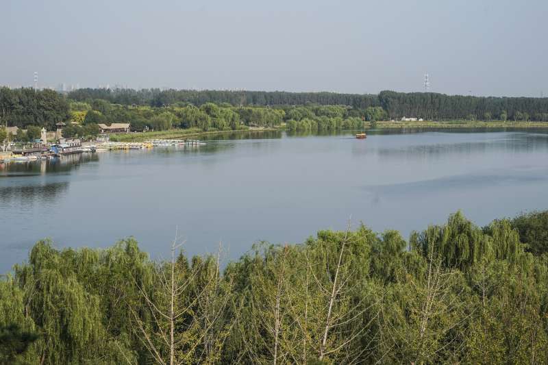 北京通州區大運河森林公園拍攝的運河兩岸景色(新華社) 北京通州區大運河森林公園拍攝的運河兩岸景色(新華社)