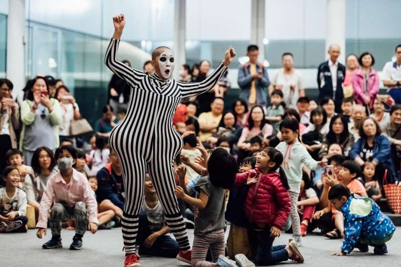 20190410-衛武營專訪-馬戲平台表演節目《哼哈爺奶》。(衛武營國家藝術文化中心提供) 20190410-衛武營專訪-馬戲平台表演節目《哼哈爺奶》。(衛武營國家藝術文化中心提供)