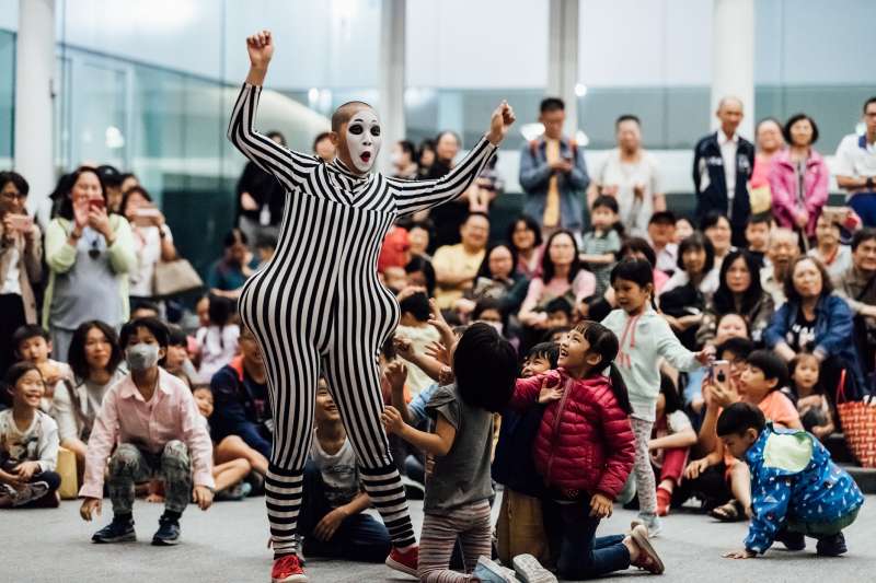 20190410-衛武營專訪-馬戲平台表演節目《哼哈爺奶》。（衛武營國家藝術文化中心提供）