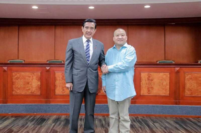 桃園市議員王浩宇在臉書公布前總統馬英九與武統學者李毅合照,馬英九辦公室則指出,這是去年的合照,並批王浩宇故意混淆視聽。(王浩宇臉書) 桃園市議員王浩宇在臉書公布前總統馬英九與武統學者李毅合照,馬英九辦公室則指出,這是去年的合照,並批王浩宇故意混淆視聽。(王浩宇臉書)