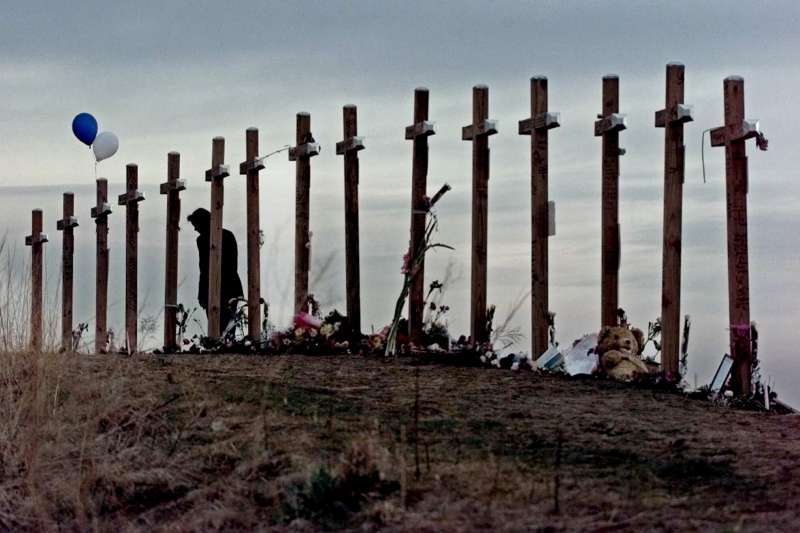 1999年4月20日,美國科羅拉多州科倫拜高中(Columbine High School)發生校園槍擊案,寫下美國治安史與教育史血腥的一頁(AP) 1999年4月20日,美國科羅拉多州科倫拜高中(Columbine High School)發生校園槍擊案,寫下美國治安史與教育史血腥的一頁(AP)