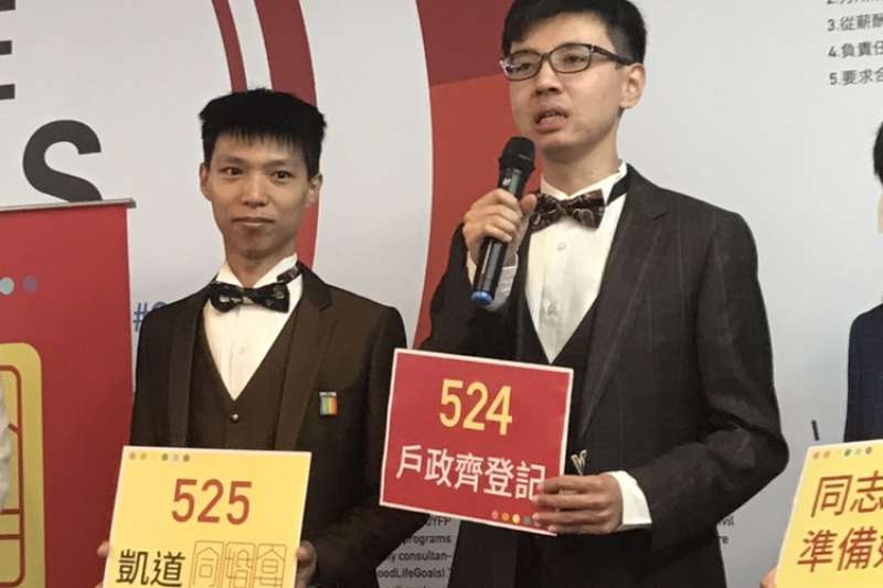 20190416-台灣伴侶權益推動聯盟今(16)日召開記者會,表示目前已收到157對同志伴侶表示將在5月24日進行登記結婚, 記者會上另一對伴侶為男同志新人賈伯楷和田鈞瑋。(謝孟穎攝) 20190416-台灣伴侶權益推動聯盟今(16)日召開記者會,表示目前已收到157對同志伴侶表示將在5月24日進行登記結婚, 記者會上另一對伴侶為男同志新人賈伯楷和田鈞瑋。(謝孟穎攝)