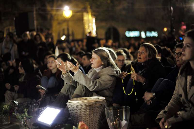 法國巴黎聖母院15日遭遇大火,法國民眾守夜祈禱。(AP) 法國巴黎聖母院15日遭遇大火,法國民眾守夜祈禱。(AP)