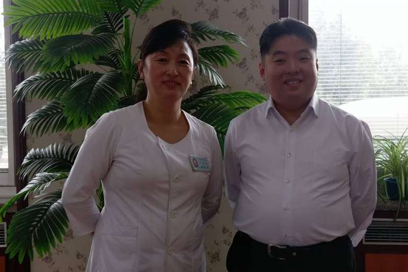 嫻熟北韓經貿與其國內事務的洪浩,在平壤蒼光院理髮廳內與店員合影(圖片來源:洪浩提供) 嫻熟北韓經貿與其國內事務的洪浩,在平壤蒼光院理髮廳內與店員合影(圖片來源:洪浩提供)