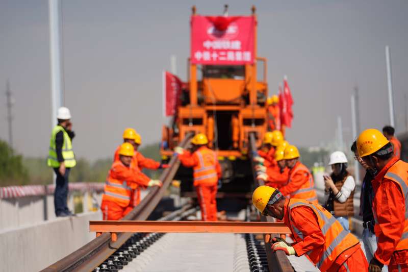 北京至雄安城際鐵路開始鋪軌。(新華社) 北京至雄安城際鐵路開始鋪軌。(新華社)