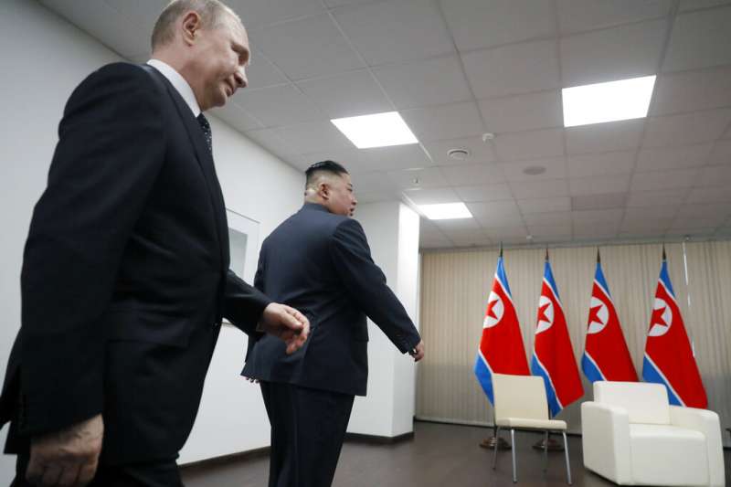 普金會,金正恩與普京。(美聯社) 普金會,金正恩與普京。(美聯社)