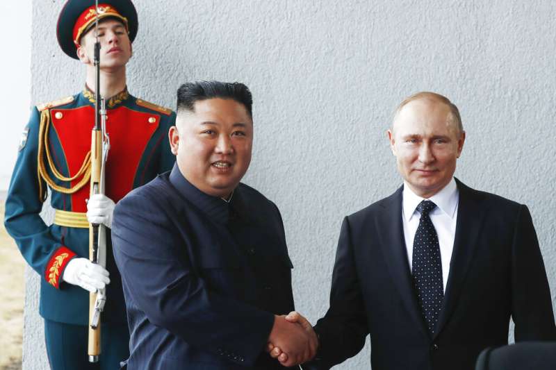 普金會,金正恩與普京。(美聯社) 普金會,金正恩與普京。(美聯社)
