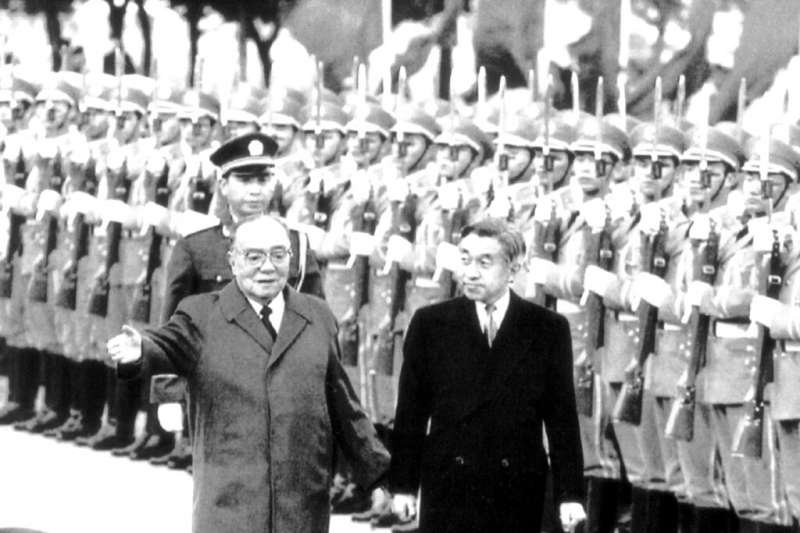 1992年10月23日,日本天皇明仁在北京人民大會堂與中國國家主席楊尚昆見面。(AP) 1992年10月23日,日本天皇明仁在北京人民大會堂與中國國家主席楊尚昆見面。(AP)